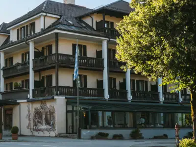 *Apertura nell'estate 2026* A partire da 84 € a persona in camera doppia con prima colazione & merenda pomeridiana Sonnenuntergang über einem Gewässer, umgeben von Bäumen und Gras.