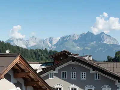 A partire da 84 € a persona in camera doppia con prima colazione & merenda pomeridiana Fluss mit Booten und Gebäuden, umgeben von Wolken und Himmel.